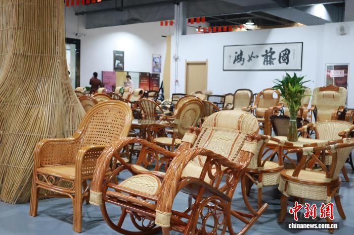 图为藤编产品。　李一璠 摄
