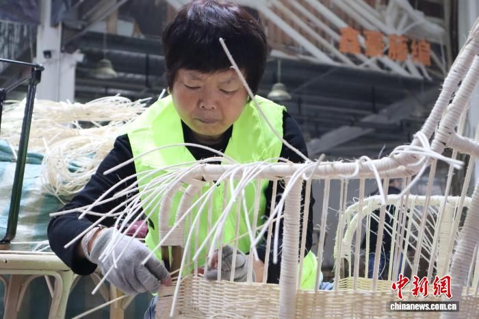 9月21日，陕西省汉中市南郑区一藤编企业内，工人正在制作藤椅。　李一璠 摄