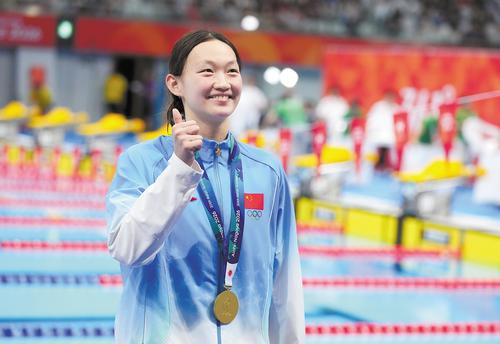 开幕后首个比赛日河北省运动员获3金1银 9月20日,在亚运会上李冰洁喜获两枚金牌。图为李冰洁在颁奖仪式后向观众致意。新华社记者 陈泽国摄