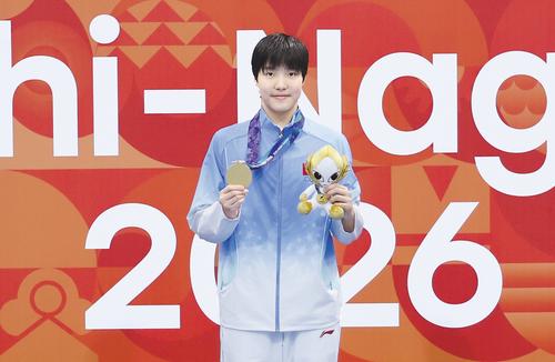 开幕后首个比赛日河北省运动员获3金1银 9月20日,于子迪获得女子200米蝶泳比赛金牌。图为于子迪在颁奖仪式上。新华社记者 伍志尊摄