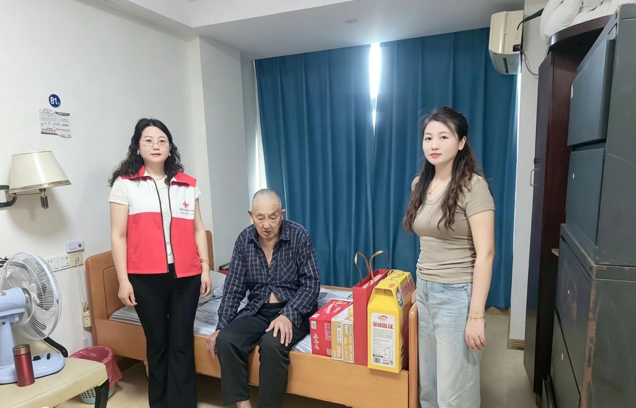 江苏盐城凤洋村开展中秋走访慰问困难群体活动