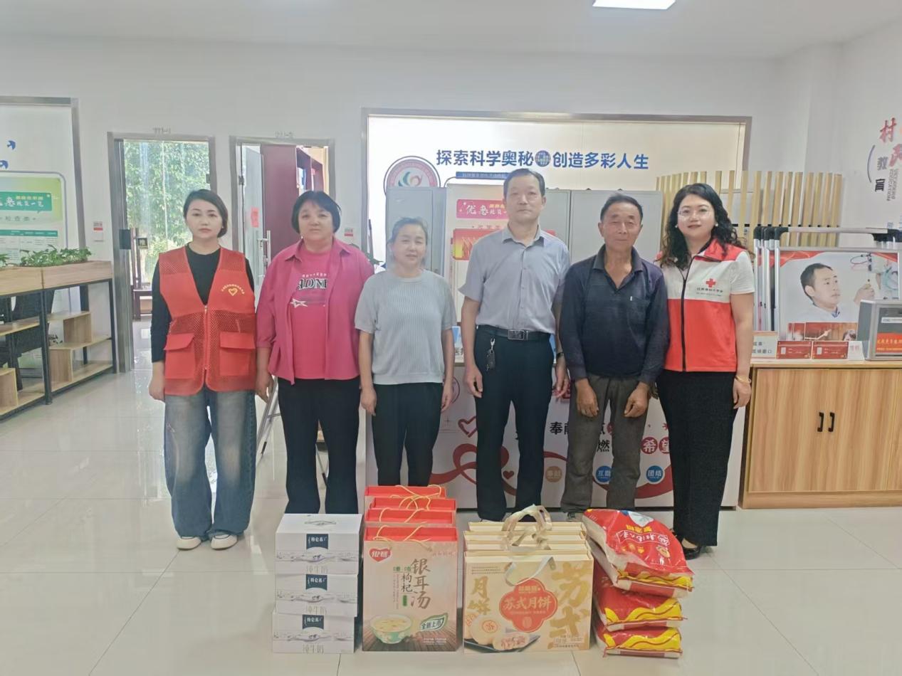 江苏盐城凤洋村开展中秋走访慰问困难群体活动
