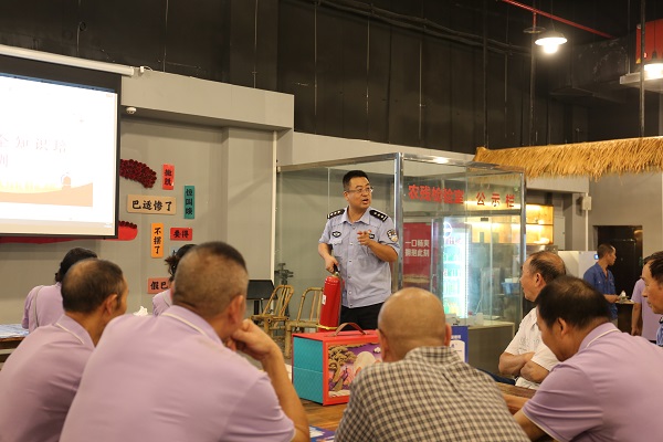 做月饼、摆茶桌、办音乐会 重庆多地公安中秋送法进万家