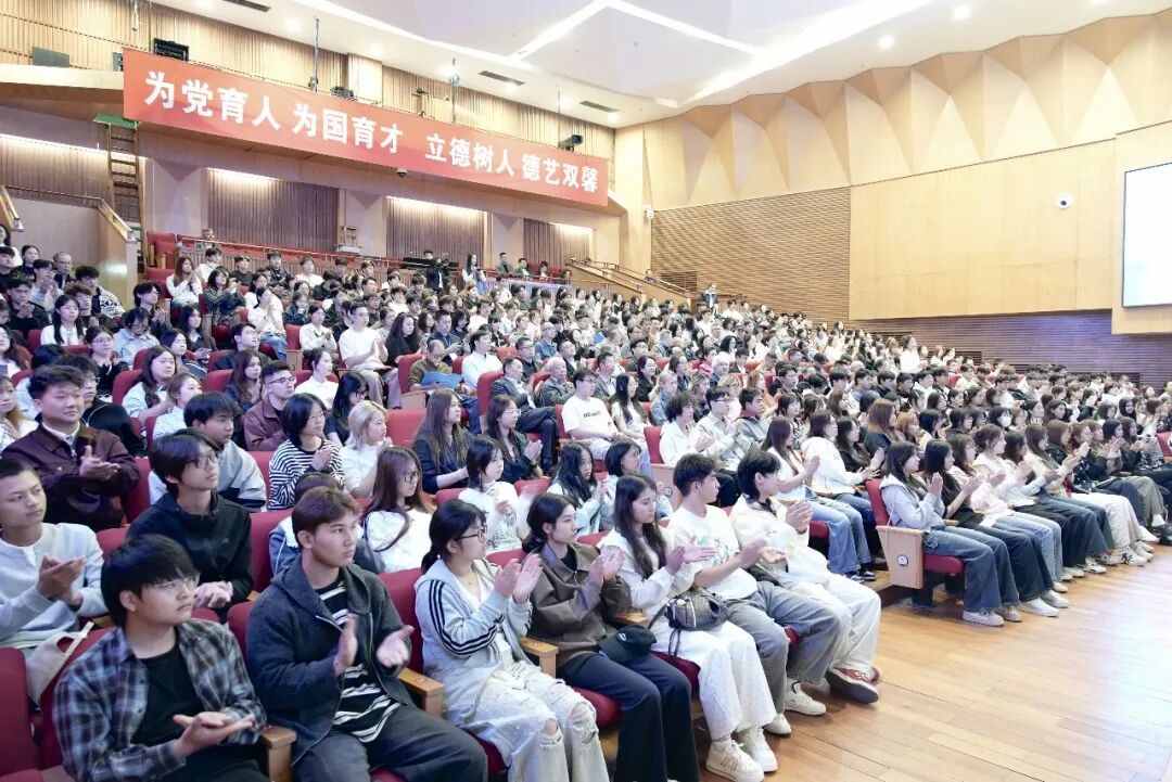 时代背景下高校美术学科建设与创新人才培养学术研讨会在新疆艺术学院举行