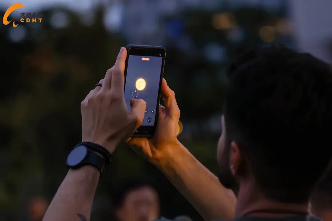 今夜的成都高新,有诗有歌有月光