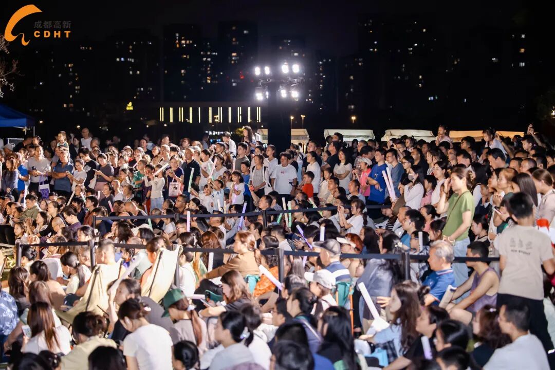今夜的成都高新,有诗有歌有月光