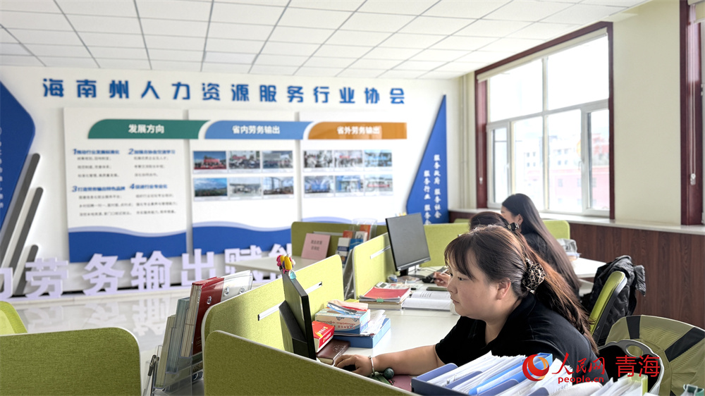 就业劳资专管员正在整理跨省务工人员服务档案。人民网 顾斐菲摄