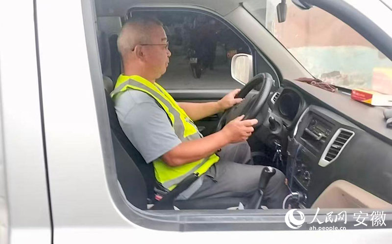货车司机杨鸣正在工作。人民网记者 高飞跃摄