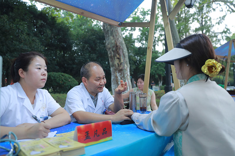市民群众逛非遗市集，体验推拿等便民服务。何刚 摄