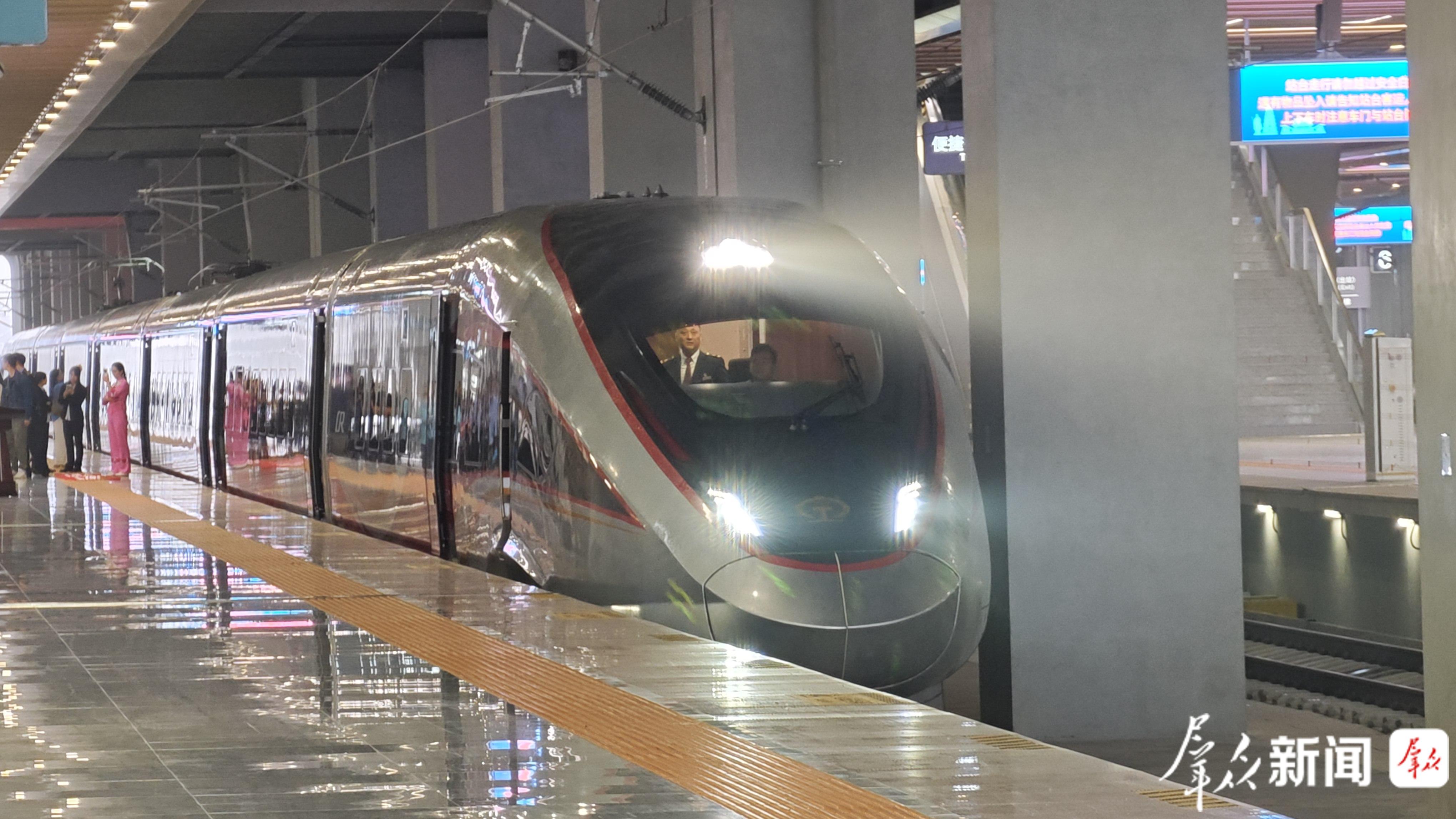 9月28日，西康高铁首发列车——G9997次动车组列车。许奥博摄