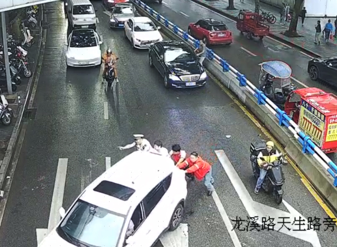 重庆北碚早高峰车辆抛锚堵路 警民合力化身“推车侠”
