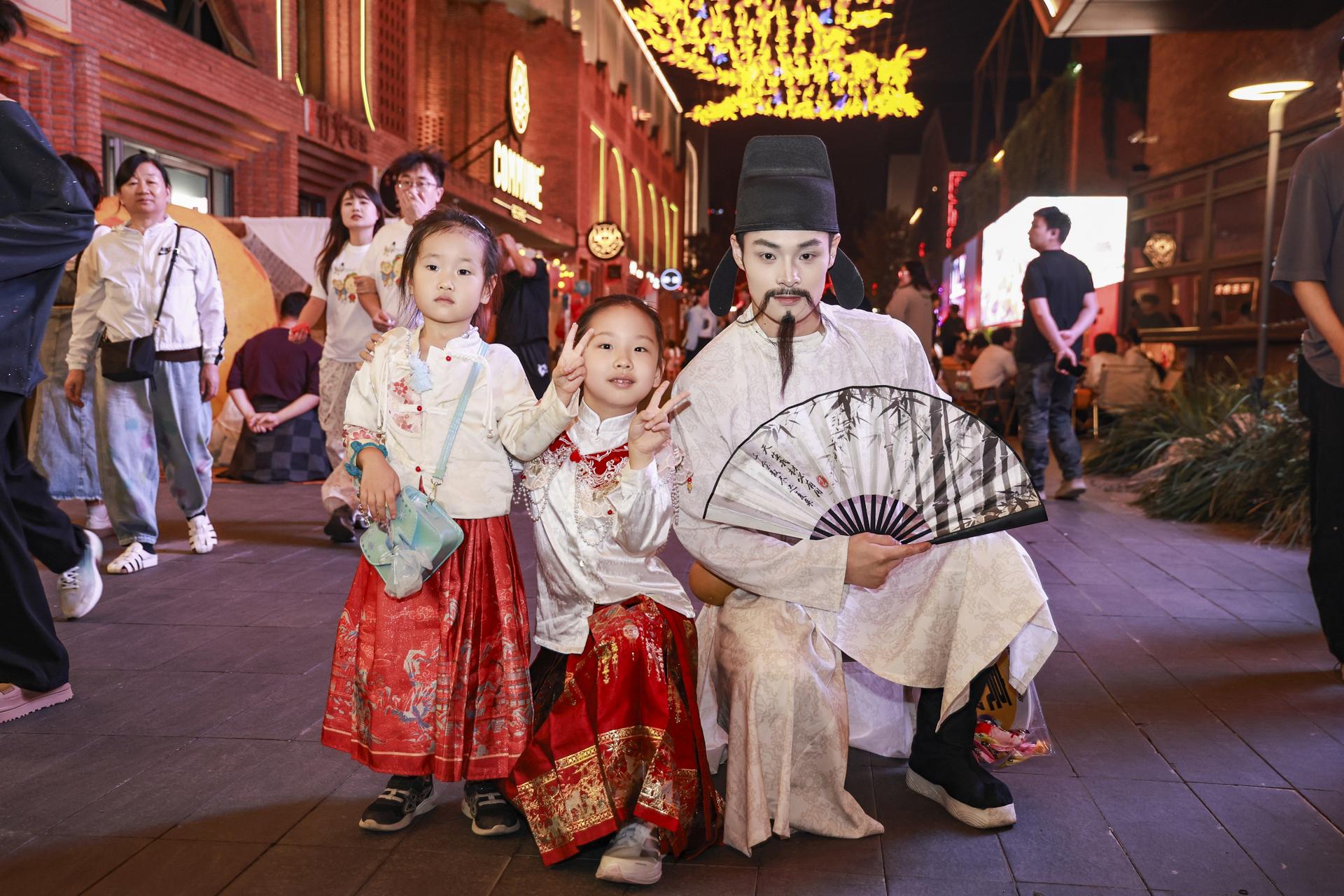 灯火映月·团圆中秋 北京798南门慢生活商业街区打造沉浸式艺术夜