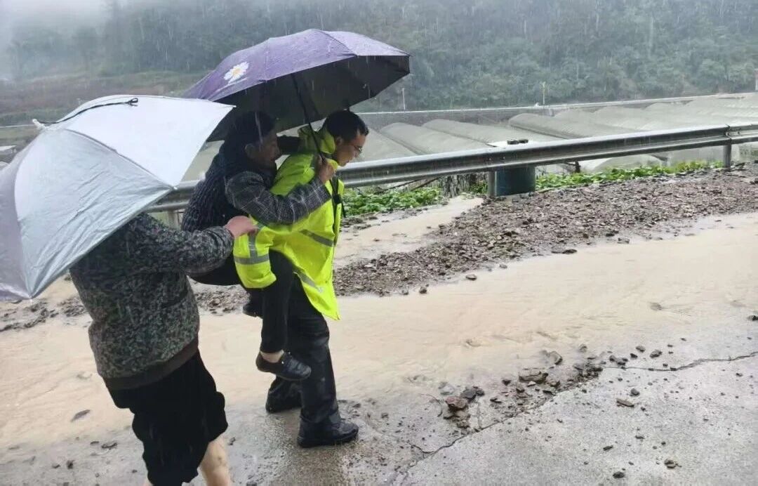 暴雨红色预警！重庆城口公安队伍闻 “汛”而动、向险而行