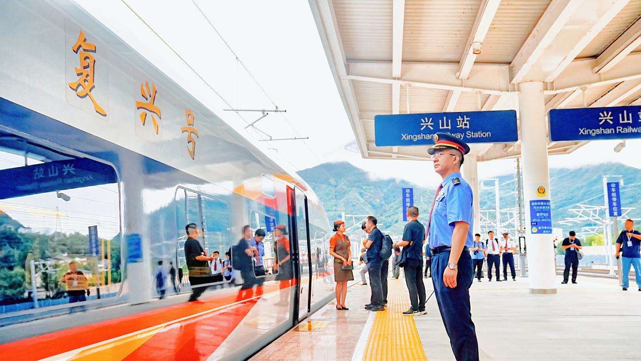 湖北宜兴高铁开通运营 微信图片_20260928132625_144_926
