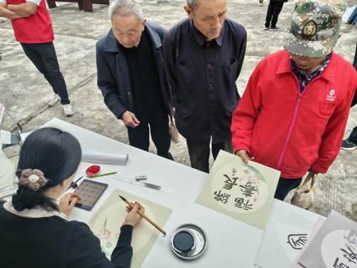 四川眉山公义镇: 党建引领聚邻里 双节游园庆团圆