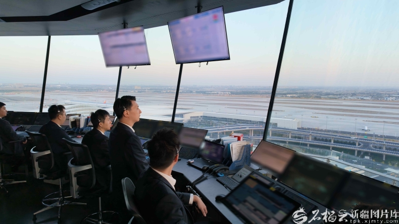 我在高空瞰新疆②丨99米塔台守望,他在云端见证新疆航空腾飞