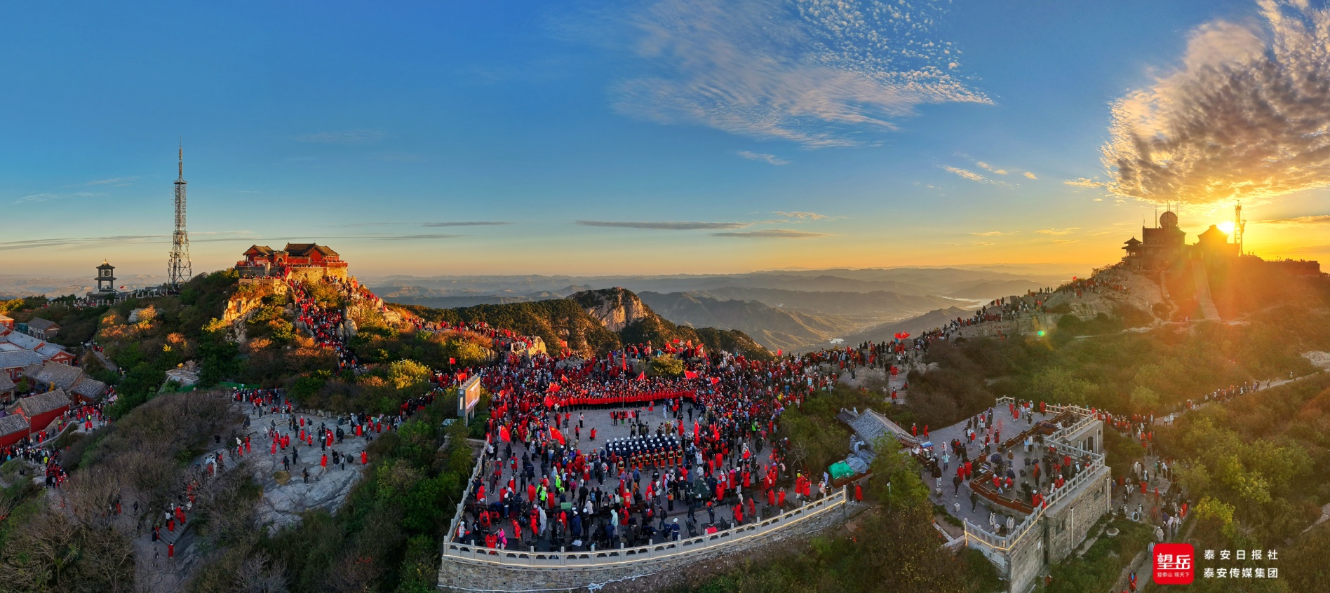 我们的节日·我们的泰山丨泰山之巅升国旗，万人齐祝国泰民安