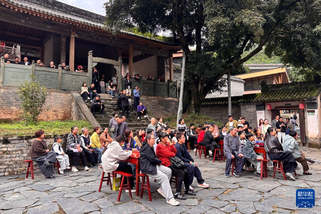 陕西安康:青山绿水迎游人