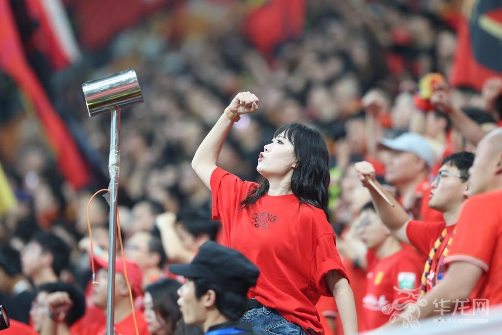 组图丨本赛季龙兴主场收官之战:重庆铜梁龙1:1憾平山东泰山 球迷加油。