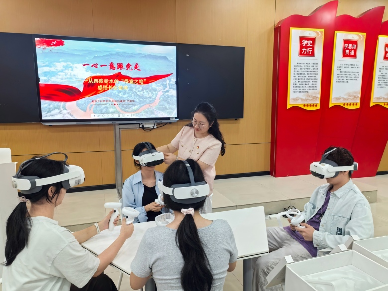美好教育看得见|穿上VR“重走”长征路  这所学校把思政“种”进学生心里
