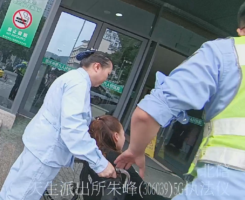 平安重庆看得见|女儿婚礼当天突发急病 重庆北碚民警紧急送医获赠喜糖