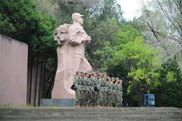 空军军医大学开展延安革命传统教育 为新学员系好“第一粒扣子” 空军军医大学开展延安革命传统教育 为新学员系好“第一粒扣子”