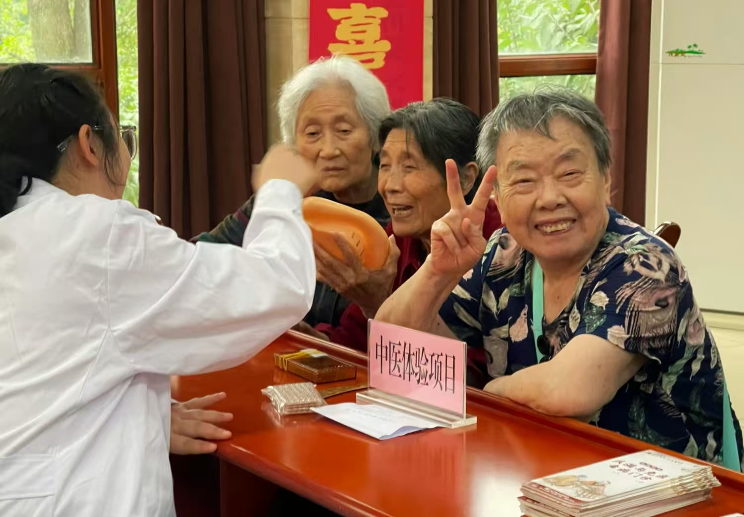 多学科医生团队上门 重庆市第十三人民医院为福利院老人送上健康“锦囊”