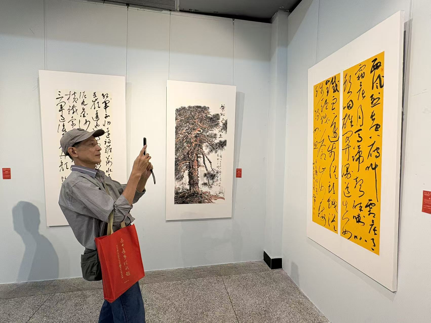 “而今迈步从头越——纪念中国工农红军长征胜利90周年”主题书画展在福建开幕