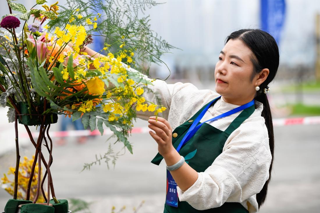 巧技竞芬芳，重庆近百名花卉技能人才角逐“巴渝工匠”杯赛场