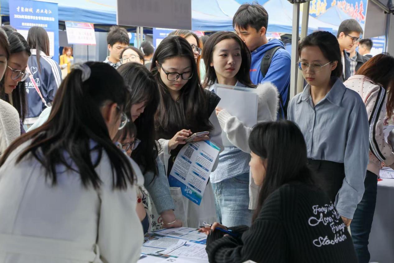 侨助百校万企 3万岗位为2027届高校毕业生留渝逐梦