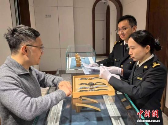 “进博直通车”助展品从保税仓直达“四叶草”-中新社上海 26日,海关关员对张园保税仓“进博直通车”货物进行入库检查。高文杰 摄