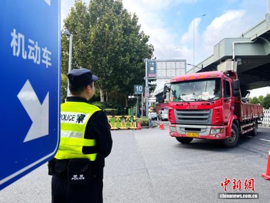 　　进博会布展车辆正在民警的引导下进入国家会展中心(上海)。上海市公安局供图