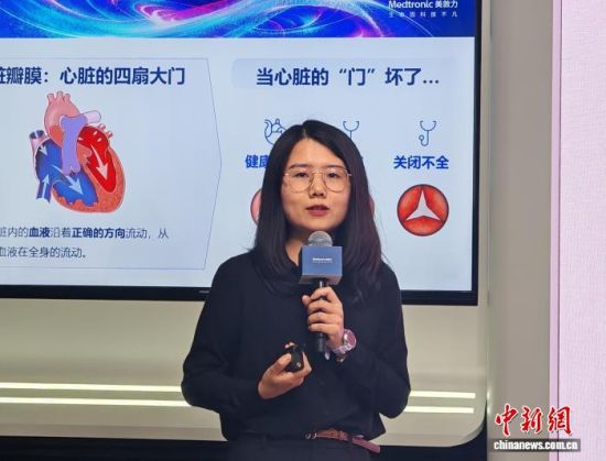　　美敦力相关负责人介绍参展第九届进博会亮点产品。中新网记者 姜煜 摄
