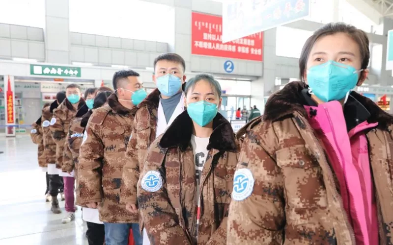致敬逆行者：内蒙古民族大学附属医院首批赴鄂支援医疗队整装出征