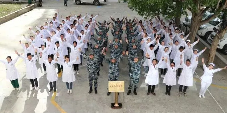 【扶贫攻坚】喜报：空军帮扶的左贡县人民医院举行“二级乙等”综合医院揭牌仪式