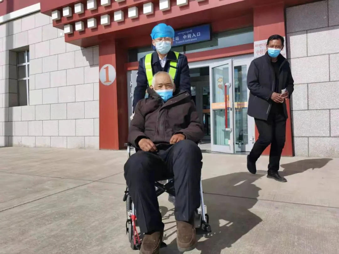 青海玉树：机场暖心服务 方便老年人出行