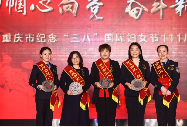 妇女节特别报道 | 全网点赞的重庆“全国三八红旗手”，她们是开往“春天”的列车！