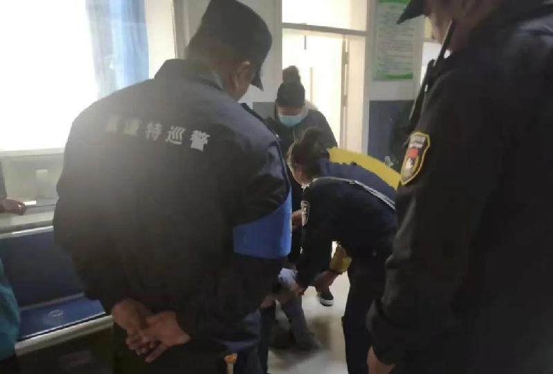 青海玉树：囊谦县公安局特巡警大队执勤巡逻中救助一起交通事故受伤小孩