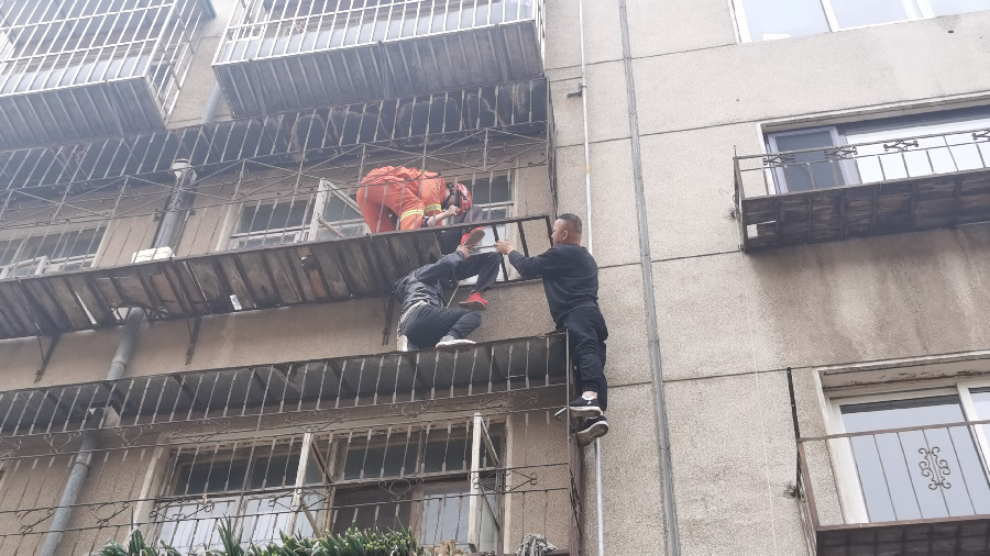 辽宁大连：阿尔兹海默症老人被困阳台 消防紧急救援