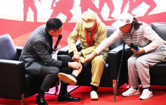 95岁抗美援朝英雄进校园：“把我亲历的长津湖战役讲给孩子们”