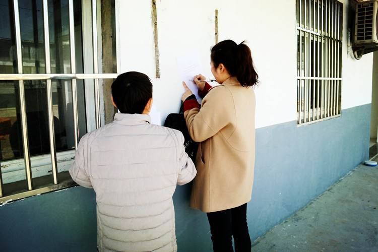 安徽和县：墙壁上签字的“女书记”