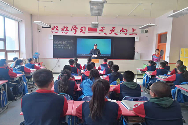 绥化肇东市公安局民警进校园开展开学季主题安全文化宣传