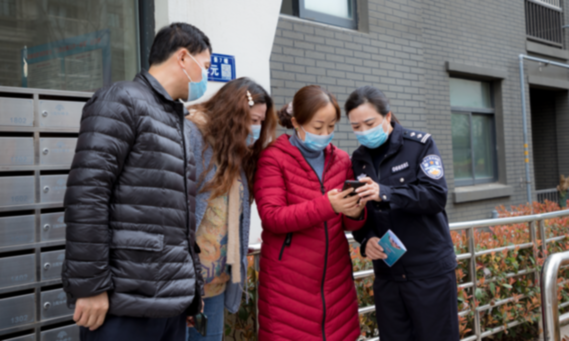 安徽青阳：“扫一扫”二维码智能门牌 聊一聊群众身边的移动警务