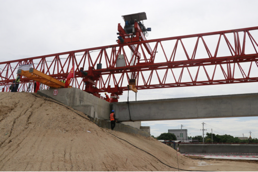 海南:昌化江大桥首片35米箱梁成功架设 海南:昌化江大桥首片35米箱梁成功架设