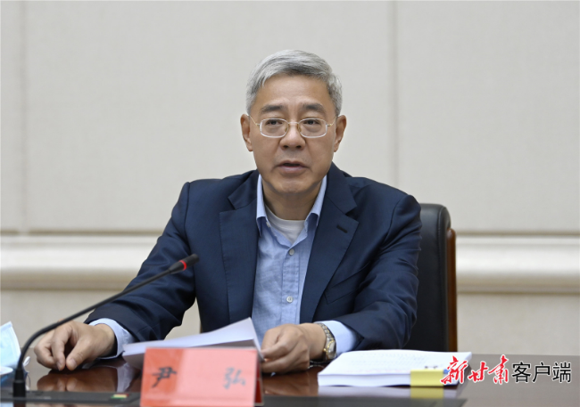 省委书记,省委宣传思想和意识形态工作领导小组组长尹弘主持会议并