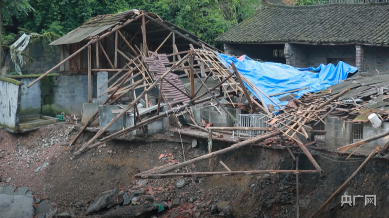 湖南辰溪县启用直升机运送物资 保障受灾群众生活需求