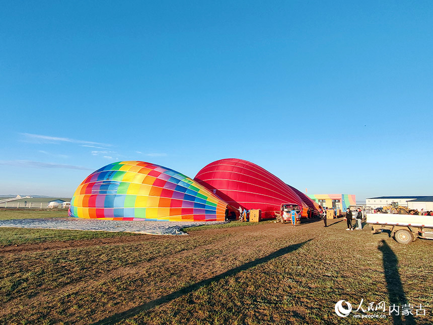 坐上热气球 飞向天边的草原