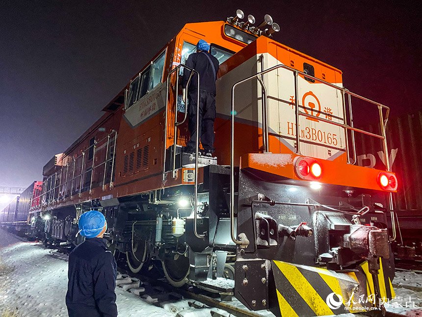 内蒙古二连边检站：顶风冒雪保通关