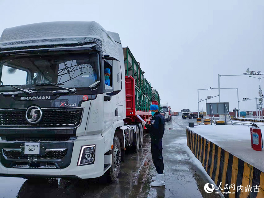 内蒙古二连边检站：顶风冒雪保通关