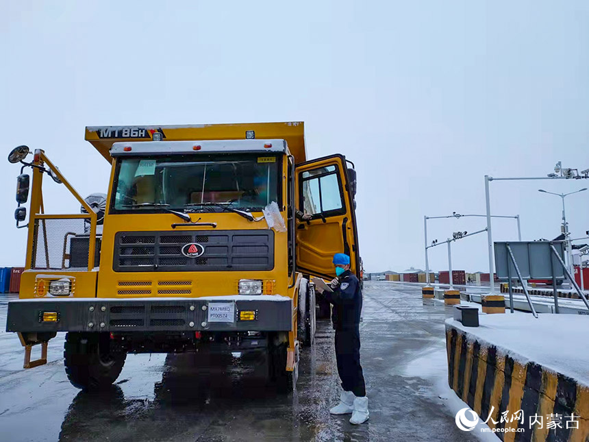 内蒙古二连边检站：顶风冒雪保通关